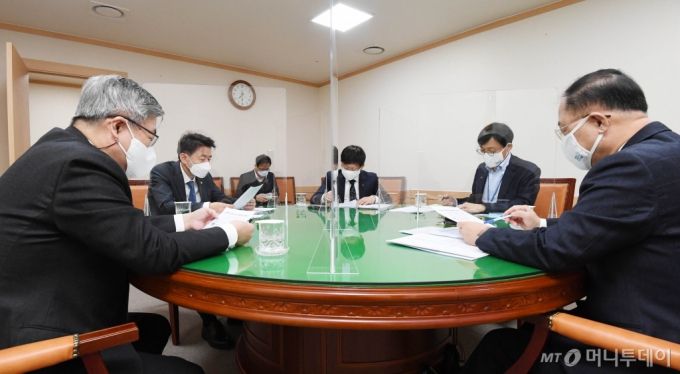 홍남기 부총리 겸 기획재정부 장관(오른쪽 첫번째)이 13일 오전 서울 세종로 정부서울청사에서 '관계장관회의(녹실회의)를 주재했다. /사진제공=기획재정부