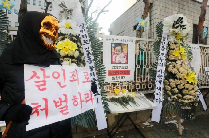 학대를 받아 숨진 것으로 알려진 정인이 양부모에 대한 재판을 하루 앞둔 12일 오전 서울 양천구 서울남부지방검찰청 앞에서 대한아동학대방지협회 회원이 살인죄 처벌을 촉구하며 1인 시위를 하고 있다./사진=뉴시스