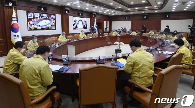 홍남기 경제부총리 겸 기획재정부 장관이 13일 서울 종로구 정부서울청사에서 열린 비상경제 중앙대책본부회의 겸 한국판뉴딜 관계장관회의에서 모두발언을 하고 있다. /사진=뉴스1