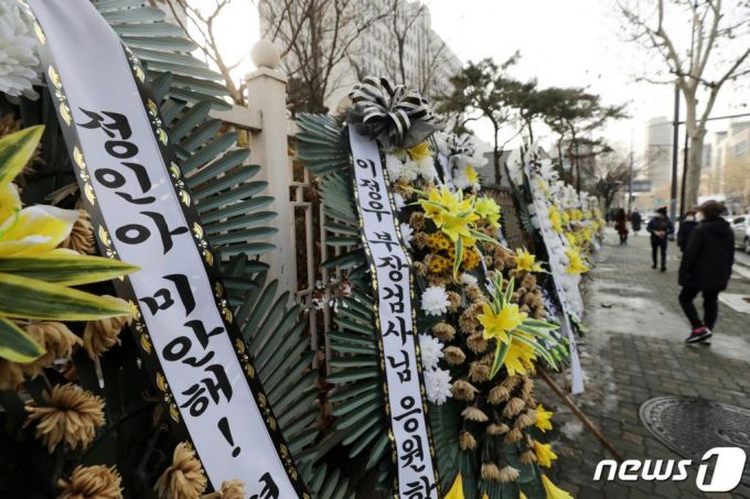 정인양을 입양한 후 수개월간 학대해 사망에 이르게 한 혐의를 받는 양부모에 대한 첫 재판이 열린 13일 오후 서울 양천구 서울남부지방법원 앞에 정인이를 추모하는 조화가 줄지어 있다.  /사진=뉴스1