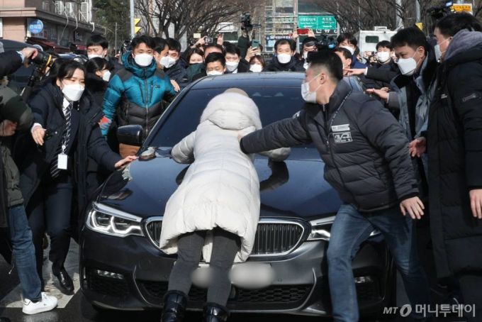[서울=뉴시스]배훈식 기자 = 학대 받아 숨진 것으로 알려진 정인이 양부모에 대한 첫 재판이 열린 13일 오전 서울 양천구 서울남부지법에서 양부 안모씨가 탄 차량이 나오자 시민들이 거세게 항의하고 있다.(공동취재사진) 2021.01.13. photo@newsis.com