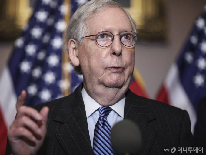 [워싱턴=AP/뉴시스]미 공화당의 일인자인 미치 매코널 상원 원내대표가 15일(현지시간) 워싱턴의 국회의사당에서 기자회견을 하고 있다. 매코널 대표는 선거인단 선거 하루 뒤인 이날 조 바이든 대통령 당선인과 카멀라 해리스 부통령 당선인의 승리를 축하한다고 밝혔다. 2020.12.16.