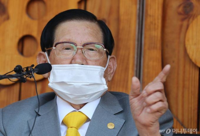 신천지예수교 증거장막성전(신천지) 이만희(89) 총회장이 지난 3월 자신의 가평 별장 '평화의 궁전'에서 '코로나19' 사태 관련 기자회견을 열고 있다. / 사진=김휘선 기자 hwijpg@