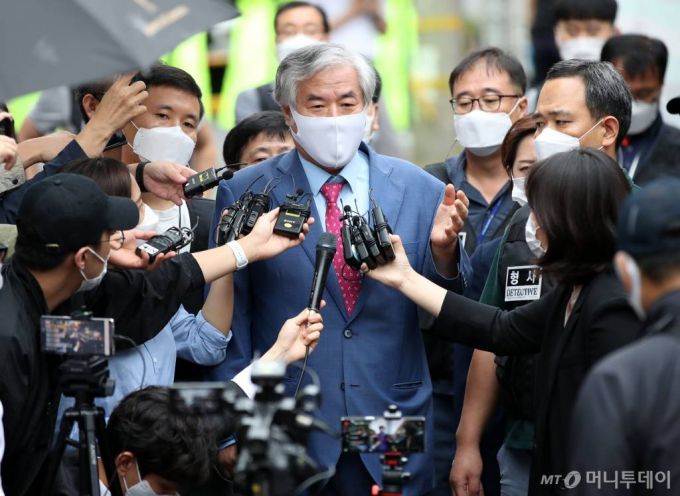 [서울=뉴시스] 고범준 기자 = 선거법 위반 등의 혐의로 구속됐다 보석으로 풀려났던 전광훈 사랑제일교회 담임목사가 다시 구치소에 수감 되기 전 7일 오후 서울 성북구 사랑제일교회 앞에서 기자회견을 하고 있다. 2020.09.07.   bjko@newsis.com