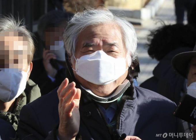 [서울=뉴시스]최진석 기자 = 전광훈 사랑제일교회 목사가 30일 오전 서울 서초구 서울중앙지법에서 열린 사전 선거운동을 하고 '문재인은 간첩' 등 발언으로 대통령의 명예를 훼손한 혐의 관련 1심 선고 공판에서 무죄판결을 받은 뒤 법원을 빠져나와 발언하고 있다. 2020.12.30. myjs@newsis.com