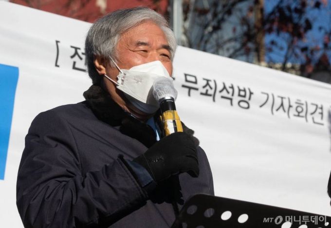 [서울=뉴시스]조수정 기자 = 전광훈 사랑제일교회 목사가 31일 오전 서울 성북구 사랑제일교회 앞에서 공직선거법 위반과 대통령 명예훼손 혐의 1심 무죄 석방 기자회견을 하고 있다. (공동취재사진) 2020.12.31. photo@newsis.com