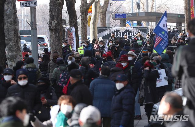 [서울=뉴시스]고승민 기자 = 대법원 3부(주심 노태악 대법관)가 특정범죄 가중처벌 등에 관한 법률 위반(뇌물) 등 혐의로 기소된 박근혜 전 대통령의 상고심에서 징역 20년 원심을 확정한 14일 서울 서초역 인근 도로에서 지지자들이 농성을 하고 있다. 2021.01.14. kkssmm99@newsis.com