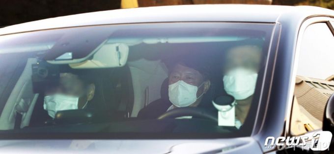 (서울=뉴스1) 임세영 기자 = 윤석열 검찰총장이 12일 오전 서울 서초구 대검찰청으로 출근하고 있다. 2021.1.12/뉴스1