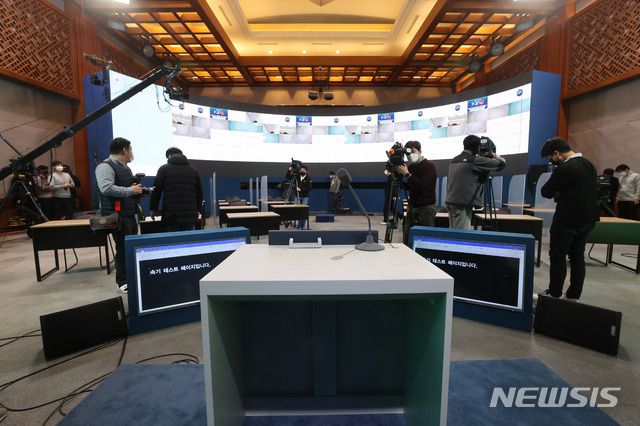 [서울=뉴시스]추상철 기자 =청와대 관계자들이 15일 청와대 춘추관에서 문재인 대통령의 2021 신년 기자회견을 준비하고 있다. 오는 18일 열리는 이번 신년 기자회견은 온오프방식으로 진행된다. 2021.01.15. scchoo@newsis.com