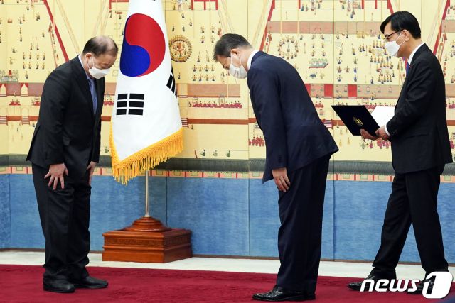 (서울=뉴스1) 이광호 기자 = 문재인 대통령이 14일 오전 청와대 본관에서 열린 강창일 주일대사 신임장 수여식에서 강 대사와 인사하고 있다. 2021.1.14/뉴스1