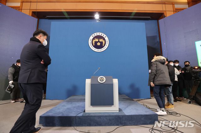 [서울=뉴시스추상철 기자 =청와대 관계자들이 15일 청와대 춘추관에서 문재인 대통령의 2021 신년 기자회견을 준비하고 있다. 오는 18일 열리는 이번 신년 기자회견은 온오프방식으로 진행된다. 2021.01.15. scchoo@newsis.com