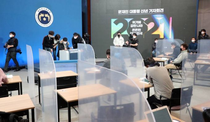 [서울=뉴시스]박영태 기자 = 청와대 탁현민 의전비서관 등 관계자들이 17일 오후 청와대 춘추관에서 문재인 대통령의 2021 신년 기자회견 리허설을 하고 있다. 2021.01.17. since1999@newsis.com