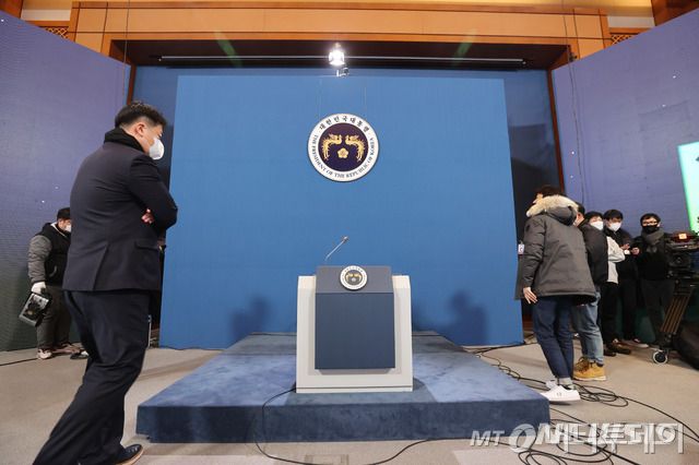 [서울=뉴시스]추상철 기자 =청와대 관계자들이 15일 청와대 춘추관에서 문재인 대통령의 2021 신년 기자회견을 준비하고 있다. 오는 18일 열리는 이번 신년 기자회견은 온오프방식으로 진행된다. 2021.01.15. scchoo@newsis.com