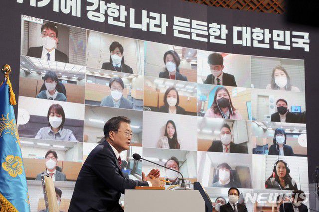 [서울=뉴시스]추상철 기자 = 문재인 대통령이 18일 오전 청와대 춘추관에서 온·오프 혼합 방식으로 열린 '2021 신년 기자회견'에 참석해 취재진의 질문에 답변하고 있다. 2021.01.18. scchoo@newsis.com