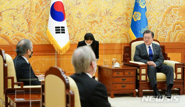 [서울=뉴시스] 문재인 대통령이 19일 오후 청와대 접견실에서 해리 해리스 주한미국대사를 접견하고 있다. (사진=청와대 제공) 2021.01.19. photo@newsis.com