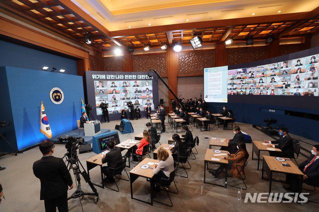 [서울=뉴시스]추상철 기자 = 문재인 대통령이 18일 오전 청와대 춘추관에서 온·오프 혼합 방식으로 열린 '2021 신년 기자회견'에 참석해 취재진의 질문에 답변하고 있다. 2021.01.18. scchoo@newsis.com