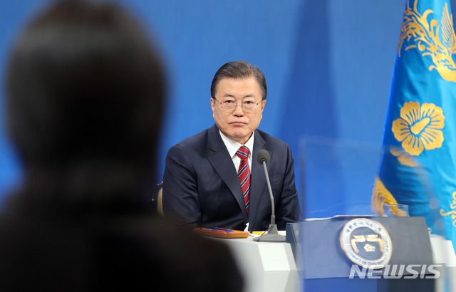 문재인 대통령이 지난 18일 오전 청와대 춘추관에서 온·오프 혼합 방식으로 열린 '2021 신년 기자회견'에 참석해 취재진의 질문을 듣고 있다./사진=뉴시스