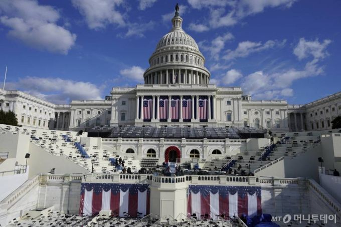 [워싱턴=AP/뉴시스18일(현지시간) 미국 워싱턴DC 의회의사당에서 조 바이든 미국 대통령 당선인 취임식 리허설이 진행되고 있다. 2021.01.19.
