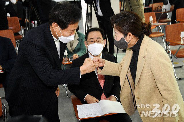 국민의힘 주호영 원내대표, 유승민 전 의원이 20일 오후 서울 여의도 국민의힘 당사에서 '박원순 시정 잃어버린 10년, 재도약을 위한 약속'을 주제로 열린 발표회에 참석해 인사하고 있다/사진=뉴시스