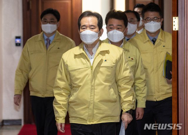 정세균 국무총리가 20일 오전 서울 종로구 정부서울청사에서 열린 코로나19 대응 중앙재난안전대책본부(중대본) 회의에 참석하고 있다. / 사진제공=뉴시스