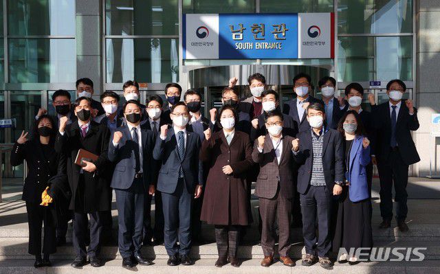 [서울=뉴시스]박영선 중소벤처기업부 장관이 20일 오후 대전시 정부대전청사에서 열린 이임식을 마친 뒤 직원들과 기념촬영을 하고 있다. 2021.01.20. (사진=중소벤처기업부 제공) photo@newsis.com