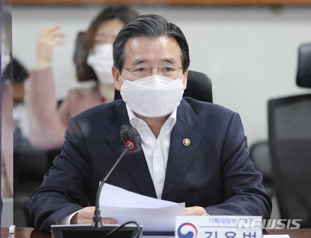 김용범 기획재정부 1차관이 21일 오전 서울 여의도 국회에서 열린 2021 국가경제자문회의 제1차회의에 참석해 발언하고 있다. / 사진제공=뉴시스