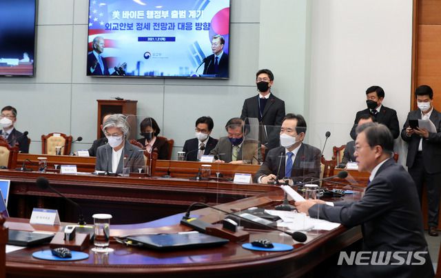 [서울=뉴시스추상철 기자 = 정세균 국무총리와 강경화 외교부 장관이 21일 오후 청와대 여민1관에서 열린 NSC 전체회의 및 외교안보부처 업무보고에 참석해 문재인 대통령의 발언을 듣고 있다. 2021.01.21. scchoo@newsis.com