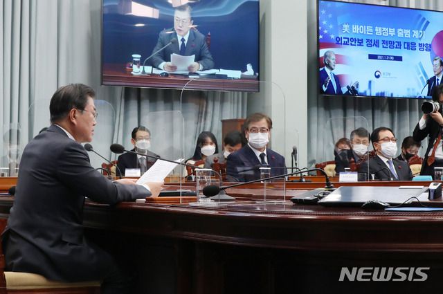 [서울=뉴시스]추상철 기자 = 문재인 대통령이 21일 오후 청와대 여민1관에서 열린 국가안전보장회의(NSC) 전체회의 및 외교안보부처 업무보고에 참석해 발언하고 있다. 2021.01.21. scchoo@newsis.com