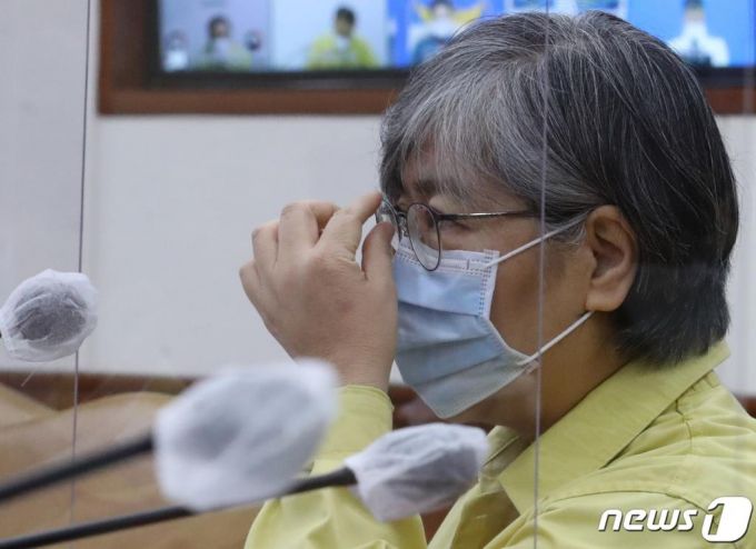 (서울=뉴스1) 김명섭 기자 = 정은경 질병관리청장이 22일 오전 서울 종로구 정부서울청사에서 열린 코로나19 대응 중앙재난안전대책본부(중대본) 회의에서 안경을 고쳐쓰고 있다. 2021.1.22/뉴스1