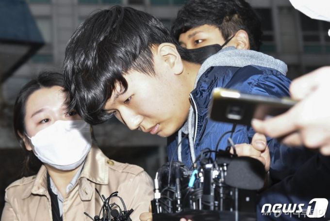 (서울=뉴스1) 박지혜 기자 = 텔레그램 '박사방'에서 운영자 조주빈을 도와 대화방 운영 및 관리에 관여한 공범 '부따' 강훈이 지난해 4월 17일 오전 서울 종로경찰서에서 검찰로 송치되고 있다. 2020.4.17/뉴스1