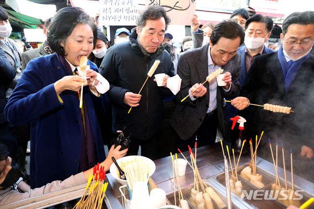23일 오전 서울 중구 남대문시장에서 더불어민주당 이낙연 대표와 서울시장 보궐선거 경선에 나서는 우상호 의원, 박영선 전 중소벤처기업부 장관이 어묵을 먹고 있다. / 사진제공=뉴시스