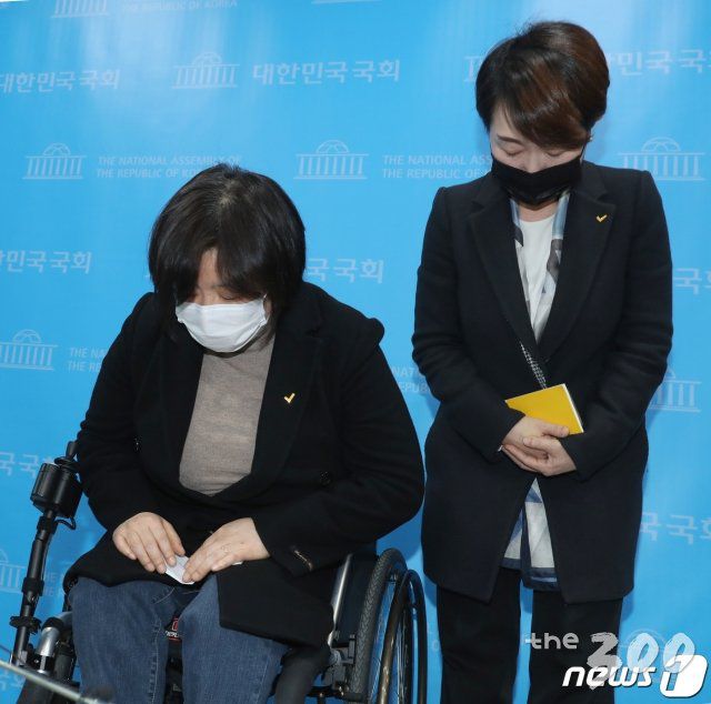 (서울=뉴스1) 박세연 기자 = 정의당 젠더인권본부장을 맡고 있는 배복주 부대표(왼쪽)와 정호진 대변인이 25일 국회 소통관에서 김종철 대표의 성추행 사건 관련 긴급기자회견 도중 사과하며 고개를 숙이고 있다. 김 대표는 이날 성추행 사건으로 사퇴했다. 2021.1.25/뉴스1