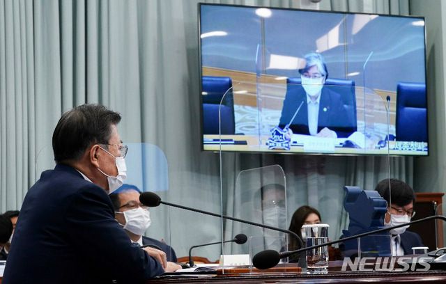 [서울=뉴시스]박영태 기자 = 문재인 대통령이 25일 오후 청와대에서 열린 보건복지부·식품의약품안전처·질병관리청 2021년 업무보고에 참석해 정은경 질병관리청장으로 부터 보고를 받고 있다. 2021.01.25. since1999@newsis.com