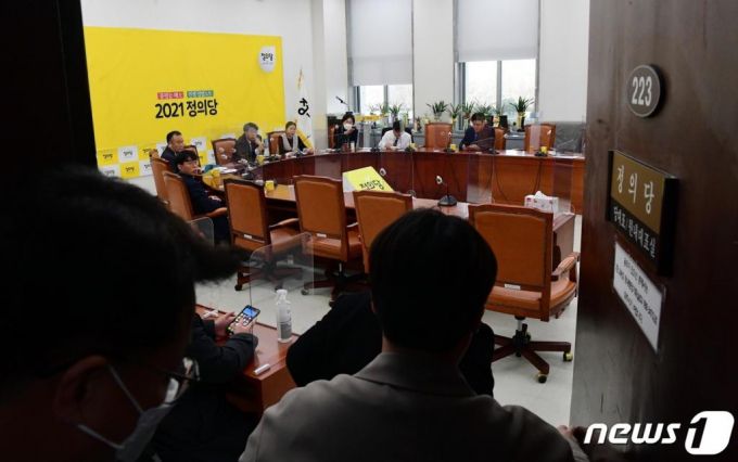 25일 서울 여의도 국회 정의당 당대표실에서 부대표단이 모여 김종철 정의당 대표 성추행 사건 관련 회의를 하고 있다. 이날 김 대표는 성추행 사건 혐의를 인정하고 사퇴했다.  /사진=뉴스1