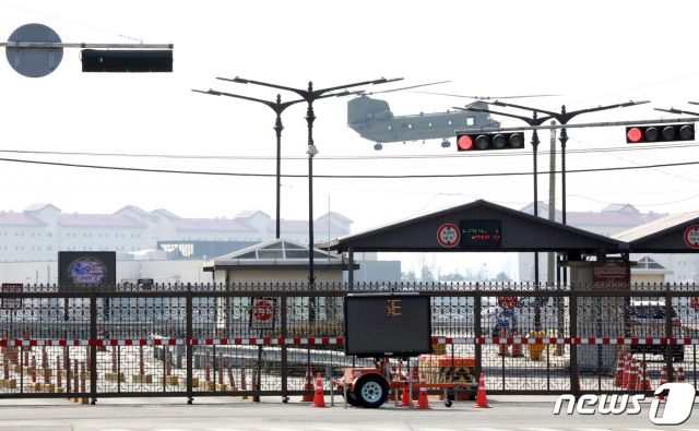 (평택=뉴스1) 조태형 기자 = 한미가 3월초 예정된 한미연합훈련은 신종 코로나바이러스 감염증(코로나19) 우려로 연기한다고 밝힌 27일 오후 경기도 평택 캠프 험프리스에서 폐쇄된 문 뒤로 헬기가 착륙하고 있다. 2020.2.27/뉴스1