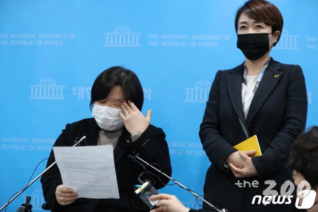 (서울=뉴스1) 박세연 기자 = 정의당 젠더인권본부장을 맡고 있는 배복주 부대표(왼쪽)가 25일 국회 소통관에서 김종철 대표의 성추행 사건 관련 긴급기자회견 도중 눈물을 닦고 있다. 김 대표는 이날 성추행 사건으로 사퇴했다. 2021.1.25/뉴스1