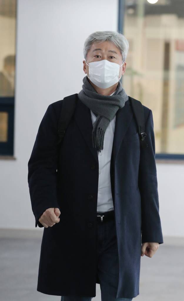 김근식 경남대 교수가  24일 오후 서울 여의도 국민의힘 중앙당사에서 열린 4.7 서울시장 보궐선거 공천 신청자 면접에 참가하기 위해 대기실로 향하고 있다. / 사진= 공동취재사진(뉴시스)