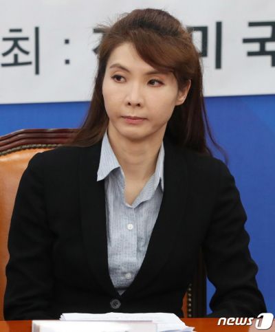 서지현 검사가 23일 오후 서울 여의도 국회에서 열린 더불어민주당 텔레그램 N번방 성폭력 처벌 강화 간담회에 참석해 이인영 원내대표의 모두발언을 경청하고 있다./ 사진=뉴스1