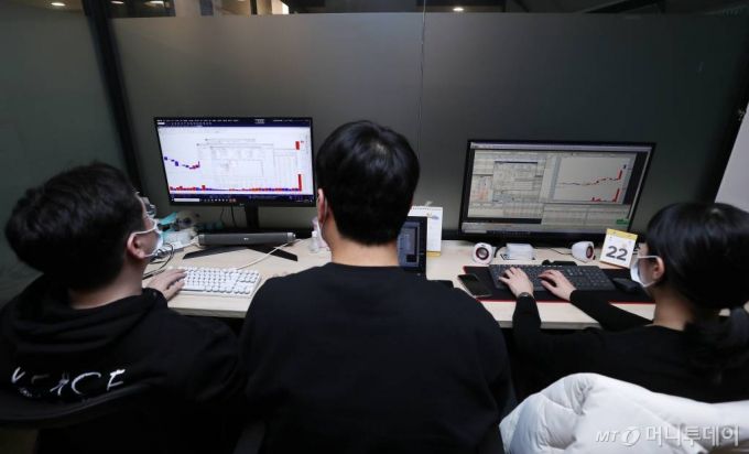 김성효씨(왼쪽), 한동원씨, 조현아씨가 22일 서울 서초구 공유오피스에서 주식 거래 화면을 바라보고 있다. / 사진=김휘선 기자 hwijpg@