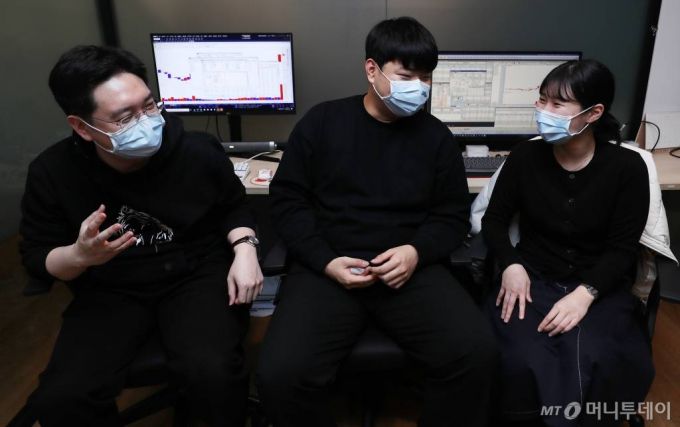 김성효씨(왼쪽부터), 한동원씨, 조현아씨가 22일 서울 서초구에 위치한 공유오피스에서 이야기를 나누고 있다. / 사진=김휘선 기자 hwijpg@