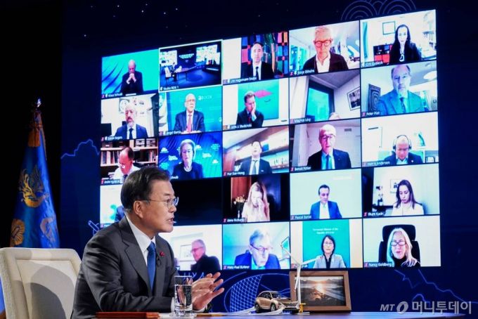 [서울=뉴시스]박영태 기자 = 문재인 대통령이 27일 청와대에서 화상으로 열린 2021 세계경제포럼(WEF) 한국정상 특별연설에 참석해 경제일반에 대한 참석자들의 질문에 답변하고 있다. 2021.01.27. since1999@newsis.com