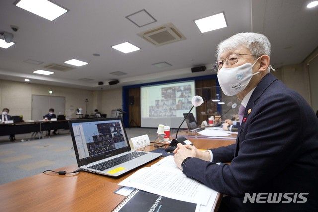 우주과학탐사분야 전문가들과 토론하는 최기영 장관/사진=뉴시스