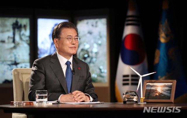 [서울=뉴시스]박영태 기자 = 문재인 대통령이 27일 청와대에서 화상으로 열린 2021 세계경제포럼(WEF) 한국정상 특별연설에 참석해 있다. 2021.01.27. since1999@newsis.com