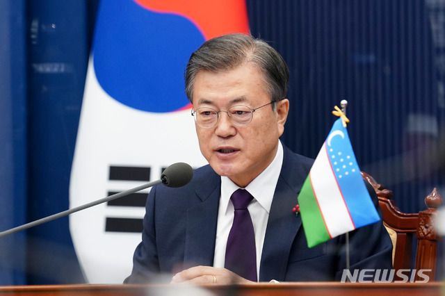 [서울=뉴시스박영태 기자 = 문재인 대통령이 28일 오후 청와대에서 샤브카트 미르지요예프 우즈베키스탄 대통령과 한-우즈베키스탄 화상 정상회담을 하고 있다. 2021.01.28. since1999@newsis.com