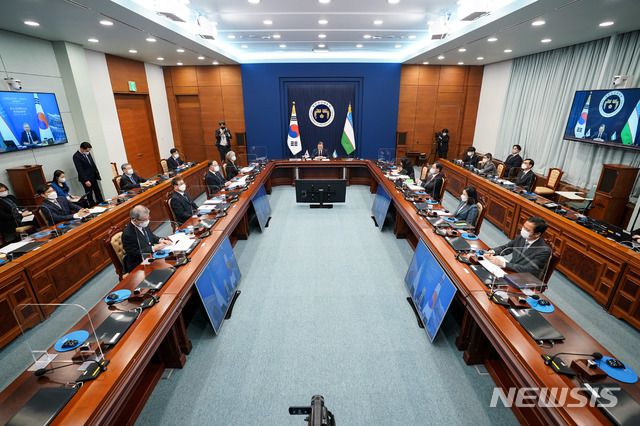 [서울=뉴시스]박영태 기자 = 문재인 대통령이 28일 오후 청와대에서 샤브카트 미르지요예프 우즈베키스탄 대통령과 한-우즈베키스탄 화상 정상회담을 하고 있다. 2021.01.28. since1999@newsis.com