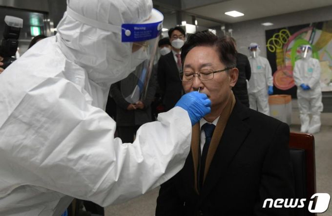 박범계 신임 법무부 장관이 28일 오전 첫 일정으로 신종 코로나바이러스 감염증(코로나19) 집단감염 사태가 발생한 서울동부구치소를 방문해 현장 점검을 하기 전 신속 항원 검사을 받고 있다./사진=뉴스1