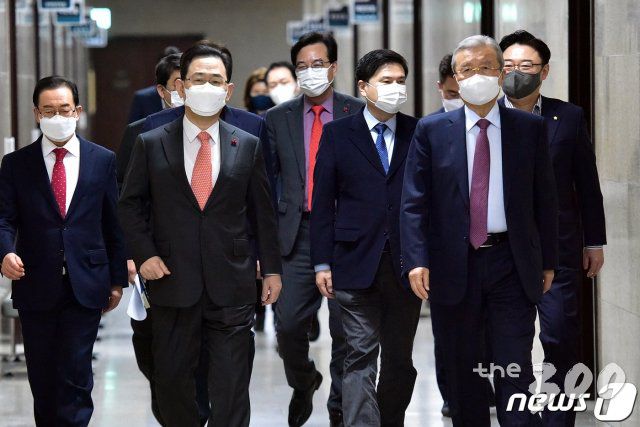 (서울=뉴스1) 성동훈 기자 = 김종인 국민의힘 비상대책위원장과 주호영 원내대표가 28일 서울 여의도 국회에서 열린 비상대책위원회의에 참석하고 있다. 2021.1.28/뉴스1