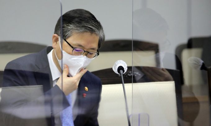 변창흠 국토교통부 장관이 14일 정부세종청사 국무조정실에서 열린 국정현안점검조정회의에서 얼굴을 만지고 있다. /사진제공=뉴스1