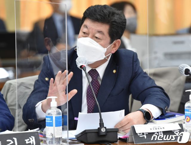 박재호 더불어민주당 의원이 지난해10월19일 경기도 수원시 팔달구 경기도청에서 열린 국회 행정안전위원회의 경기도에 대한 국정감사에서 질의하고 있다. / 사진제공=뉴스1