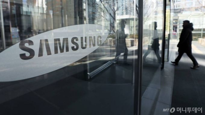 삼성전자가 지난해 4분기 매출 61조원, 영업이익 9조원의 잠정실적을 발표한 8일 직원들이 서울 서초구 삼성전자 서초사옥에 들어서고 있다. / 사진=김휘선 기자 hwijpg@